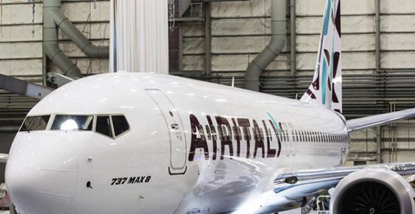 Le premier Boeing 737 MAX 8 destiné à la compagnie aérienne Air Italy est sorti des ateliers peintures de Portland, avant une e
