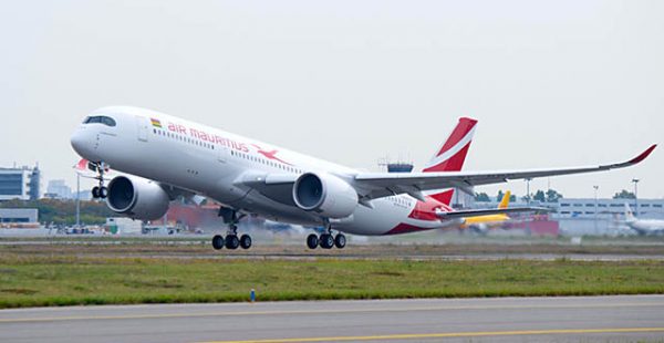 Un Airbus A350-900 de la compagnie aérienne Air Mauritius a heurté au sol hier à Paris un Boeing 777-300ER d’Air France, les 