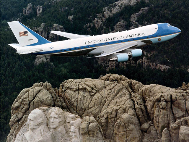 air-journal_Air_Force_One_over_Mt_Rushmore