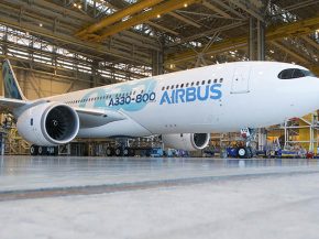 Le premier Airbus A330-800, deuxième et plus petit modèle de la famille A330neo, est sorti au grand air équipé de ses moteurs.