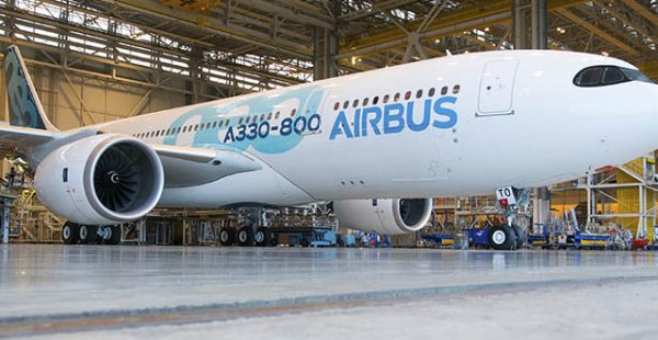 Le premier Airbus A330-800, deuxième et plus petit modèle de la famille A330neo, est sorti au grand air équipé de ses moteurs.