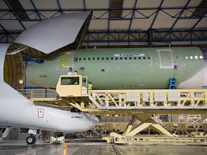 Près de 630 avions neufs assemblés par Airbus et Boeing attendent toujours de rejoindre les flottes des compagnies aériennes, l