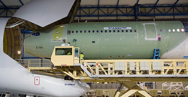 Près de 630 avions neufs assemblés par Airbus et Boeing attendent toujours de rejoindre les flottes des compagnies aériennes, l