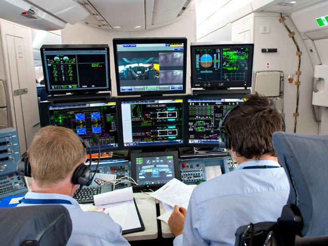 air-journal_Airbus A350_XWB_ELF_on_board_2