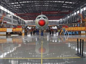
L avionneur européen Airbus a livré son 700ème avion de la famille A320 assemblé sur sa chaîne d assemblage final à Tianjin