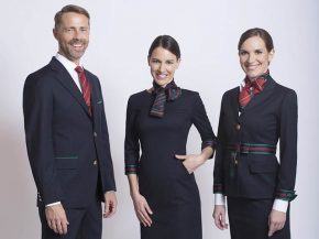 La compagnie aérienne Alitalia a présenté les nouveaux uniformes conçus par la designer Alberta Ferretti – une coopération 