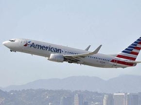 
Un homme a endommagé les instruments du cockpit d’un avion de la compagnie aérienne American Airlines durant l’embarquement