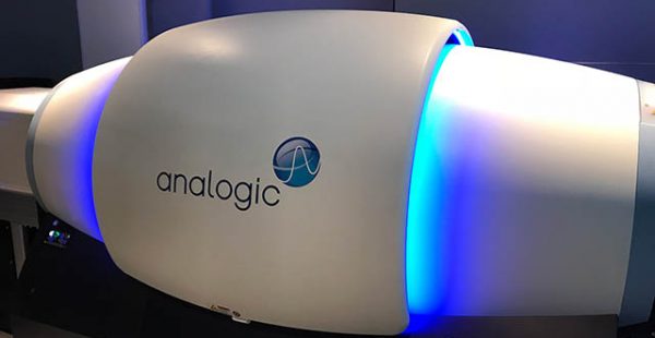 La compagnie aérienne American Airlines et la TSA ont dévoilé à l’aéroport de New York-JFK un nouveau tomodensitomètre (CT