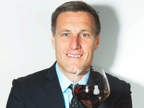La compagnie aérienne American Airlines a fait appel au maître sommelier Bobby Stuckey pour prendre la main sur les sélections 
