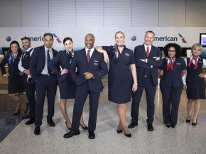 La compagnie aérienne American Airlines a dévoilé les nouveaux uniformes que porteront plus de 50.000 PNC et agents au sol, une