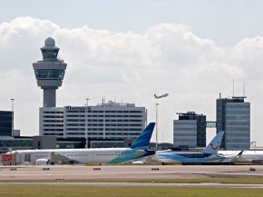 
Schiphol a franchi une nouvelle étape pour continuer à améliorer les conditions de travail dans le hall des bagages en achetan