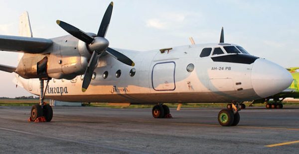 Un avion de la compagnie aérienne Angara Airlines est sorti de la piste à l’atterrissage, et a fini sa course encastré dans u