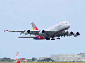 
Un Airbus A380 secoués par des turbulences de sillage au décollage, un Boeing 747 Cargo dont les moteurs heurtent la piste à l