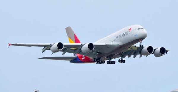 
Un Airbus A380 secoués par des turbulences de sillage au décollage, un Boeing 747 Cargo dont les moteurs heurtent la piste à l
