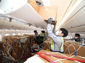 La compagnie aérienne Asiana Airlines a présenté un A350-900 converti pour le transfert de fret, tandis qu’Airbus a livré le