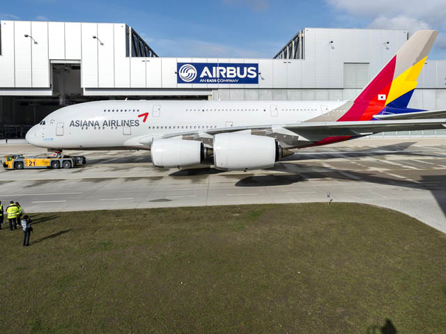 air-journal_Asiana_A380_rolls_out_1
