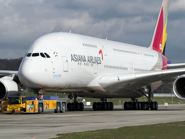 air-journal_Asiana_A380_rolls_out_2