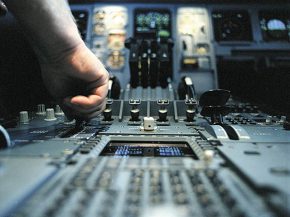 
Le TCAS (Traffic Collision Avoidance System) est un système essentiel de sécurité embarqué dans les avions de ligne modernes 