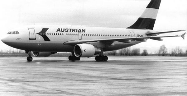 La compagnie aérienne Austrian Airlines déploie aujourd’hui un Airbus A320 repeint aux couleurs des années 80, tandis que Bri