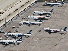 
La compagnie brésilienne Azul a annoncé la sortie de 12 avions Embraer E-195 E1 de sa flotte passagers d’ici fin 2023.
La 