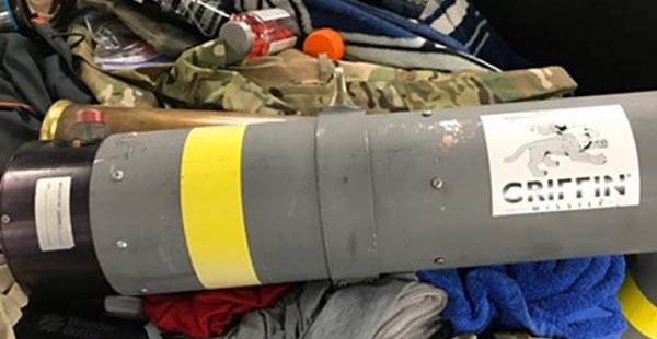 Les agents de la TSA ont eu la surprise de découvrir lors d’un contrôle de routine un tube de lance missile – complètement 
