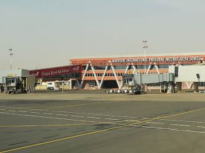 
La compagnie aérienne Air France a suspendu sine die tous ses vols vers la capitale du Mali, sans possibilité de report pour le