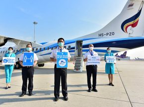 
Tous les vols domestiques ou presque au départ de Bangkok sont suspendus pour quinze jours au moins, alors que le bilan des vict