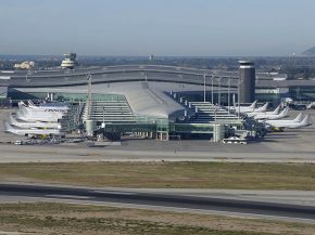 Plus de cent vols ont été annulés lundi à l’aéroport de Barcelone-El Prat, où des milliers de manifestants ont affronté l