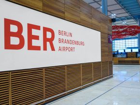 
Environ 2,2 millions de passagers ont voyagé via l aéroport Berlin-Brandebourg (BER) en août 2023, un trafic encore bien infé
