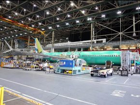 
Boeing prévoit de livrer cette année entre 400 et 450 monocouloirs remotorisés, malgré les soucis de production et l’incert