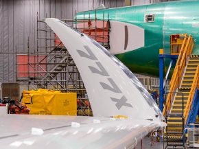 Boeing a diffusé une vidéo de la première aile repliable qui servira aux essais en vol du futur 777X, trois semaines après en 