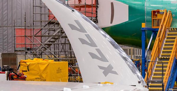 Boeing a diffusé une vidéo de la première aile repliable qui servira aux essais en vol du futur 777X, trois semaines après en 