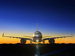 
Boeing a suspendu les essais en vol de ses 777-9 après un problème non détaillé sur le moteur GE9X. On devrait en savoir plus