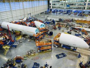 
Le dirigeant de Boeing ne voit pas l’avionneur lancer un nouvel avion avant 2035, un horizon envisagé également par Airbus po