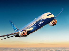 Boeing a enregistré en octobre 10 commandes dont sept attribuées, et a livré 20 avions aux compagnies aériennes. La FAA a éte