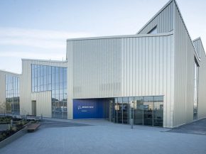 Boeing inaugure une nouvelle usine de fabrication de pièces d’avion à Sheffield en Angleterre, ce premier site en Europe devan