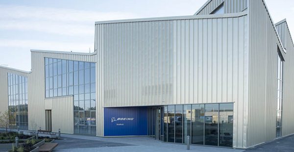 Boeing inaugure une nouvelle usine de fabrication de pièces d’avion à Sheffield en Angleterre, ce premier site en Europe devan