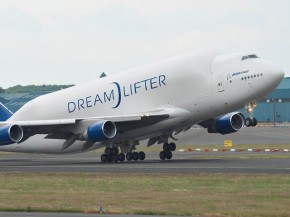 Boeing propose désormais son avion cargo  Dreamlifter» 747-400LCF pour transporter des fournitures essentielles et urgentes dan