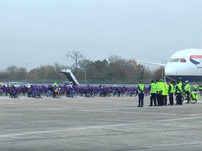 Un Boeing 787-9 Dreamliner de la compagnie aérienne British Airways a été tiré sur 106 mètres par 99 personnes en fauteuil ro