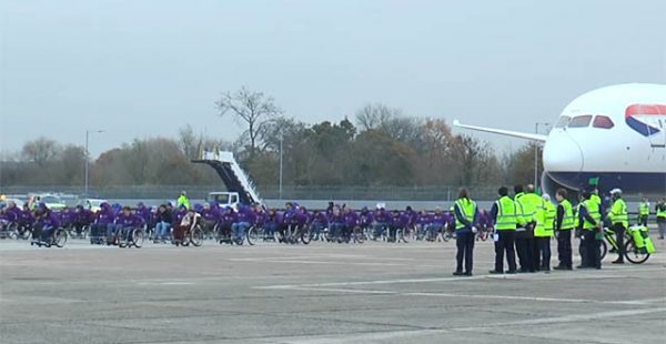 Un Boeing 787-9 Dreamliner de la compagnie aérienne British Airways a été tiré sur 106 mètres par 99 personnes en fauteuil ro
