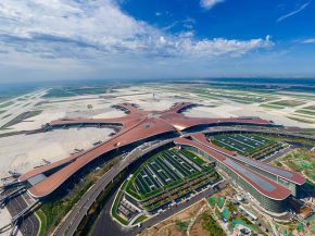 Inauguré fin septembre, le nouvel aéroport de Pékin-Daxing (PKX) a accueilli dimanche son premier vol international opéré par