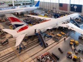 La compagnie aérienne British Airways attend ces prochaines semaines la livraison du premier des douze Boeing 787-10 Dreamliner c