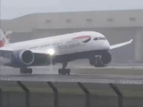 Un Dreamliner et un A319 de la compagnie aérienne British Airways ont effectué de spectaculaires   touch and go » ce