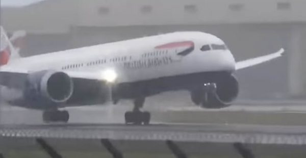 Un Dreamliner et un A319 de la compagnie aérienne British Airways ont effectué de spectaculaires   touch and go » ce