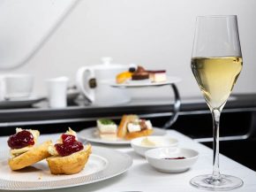 
La compagnie aérienne British Airways met à son tour en vente des dizaines d’accessoires allant de la flute de champagne aux 