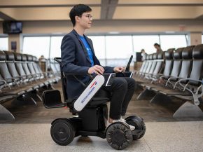 La compagnie aérienne British Airways teste des fauteuils roulants ultramodernes et entièrement autonomes à l aéroport de New 