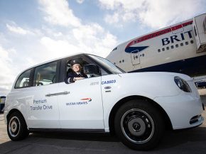 La compagnie aérienne British Airways a introduit un nouveau service de taxis électriques dans sa base de Londres-Heathrow, offr