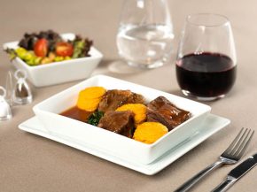 La compagnie aérienne Brussels Airlines et le chef étoilé Thierry Theys créent une expérience gastronomique à 10 km d’alti