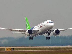 
Le nouvel avion de ligne commercial chinois a effectué mardi son premier vol en dehors du continent, même s’il est vrai que c