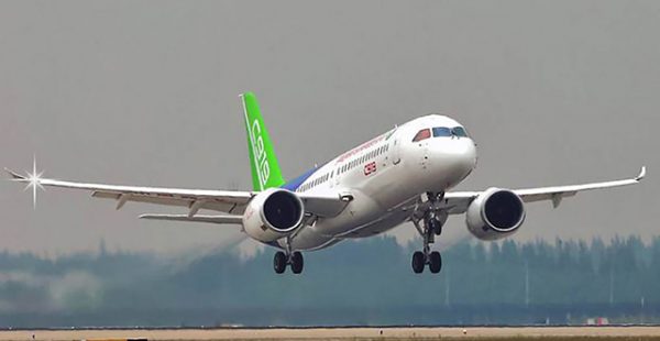 
Le nouvel avion de ligne commercial chinois a effectué mardi son premier vol en dehors du continent, même s’il est vrai que c